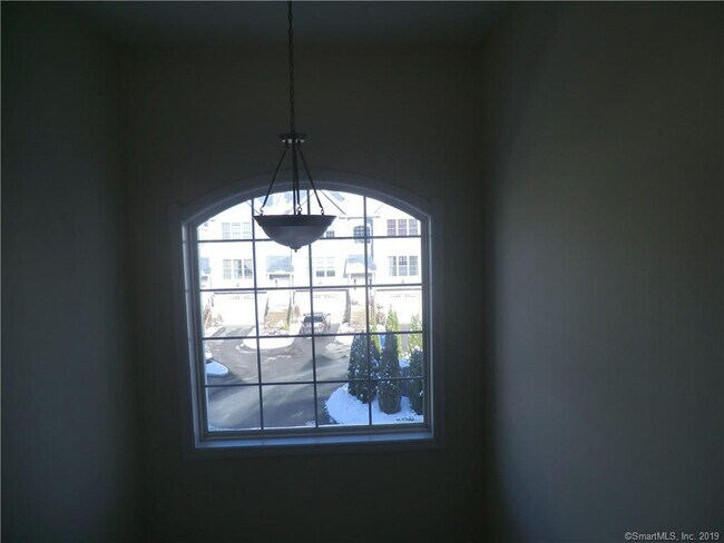 Building Photo - 12 Old Oak Dr