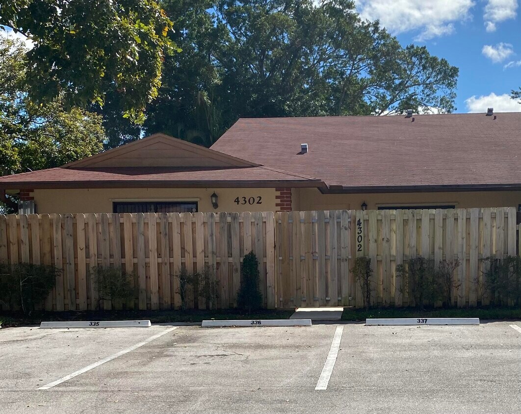 4302 Woodstock Dr, West Palm Beach, FL 33409 Townhome Rentals in West