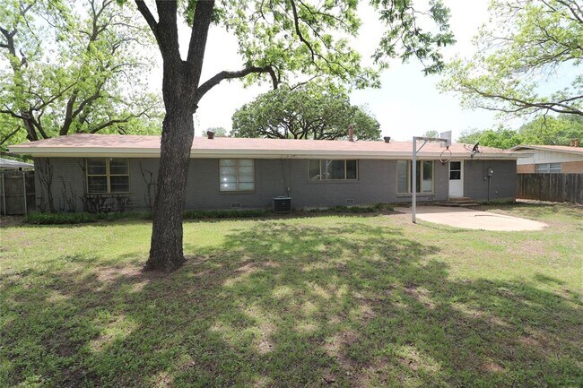 Building Photo - 2051 Crestridge St