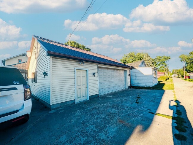 Building Photo - 255 Bricker St