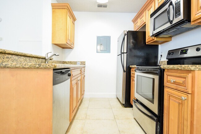 Foto del edificio - Welcome Home! Bright 2 Bed/2 Bath Condo in Gated Regency Park