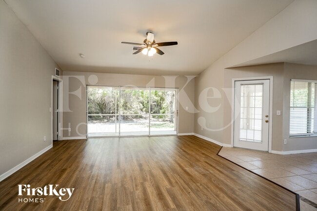 Building Photo - 1002 NE 33rd Ln