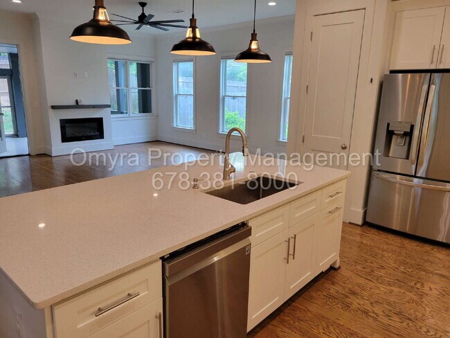 Foto del edificio - Luxurious 4 Bedroom Home near Grant Park!