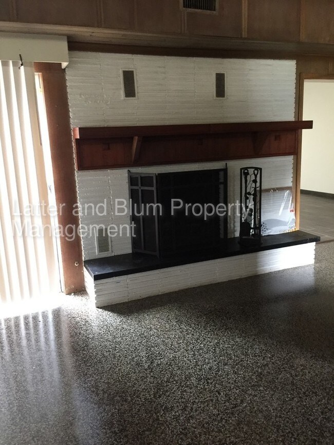 Building Photo - 1501 Poinsettia Dr