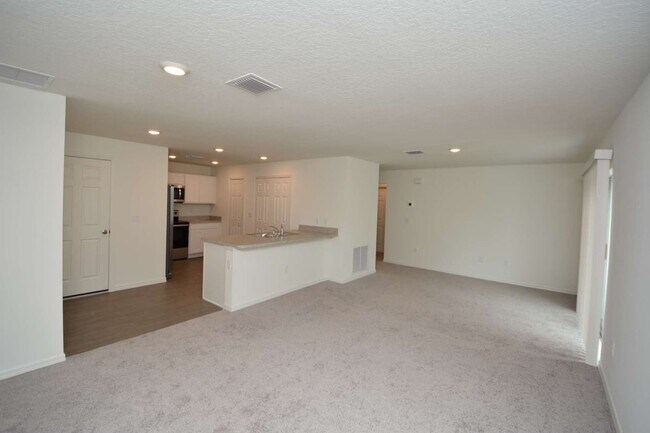 Foto del edificio - Charming 3-Bedroom Oasis with 2 Full Baths in  Indian Trails