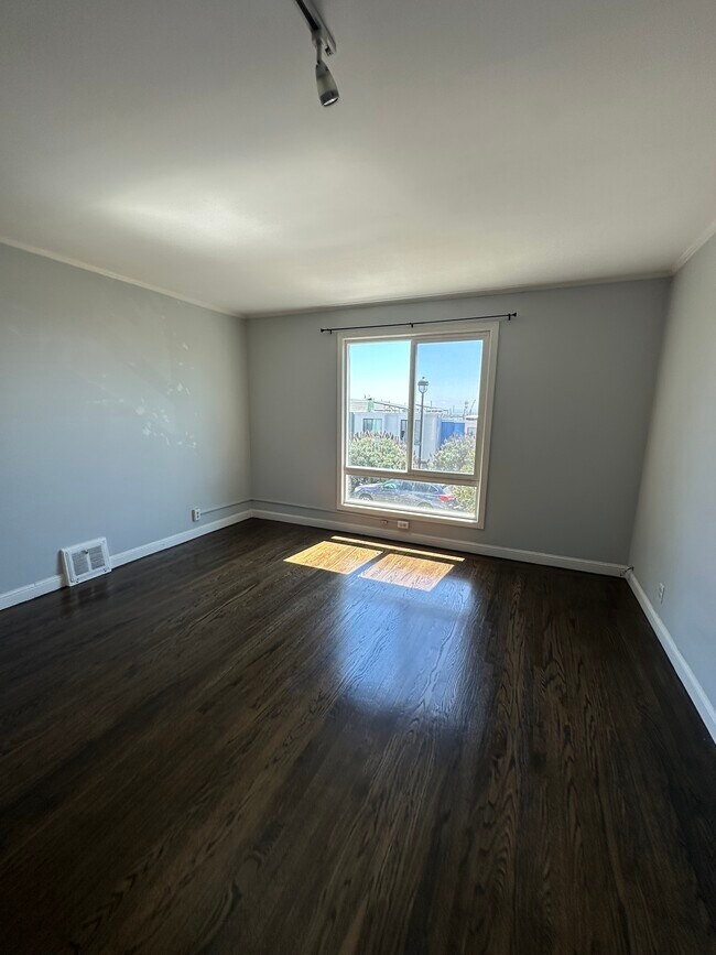 Building Photo - 386 Franconia St