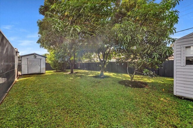 Foto del edificio - 5250 SW 4th Ct