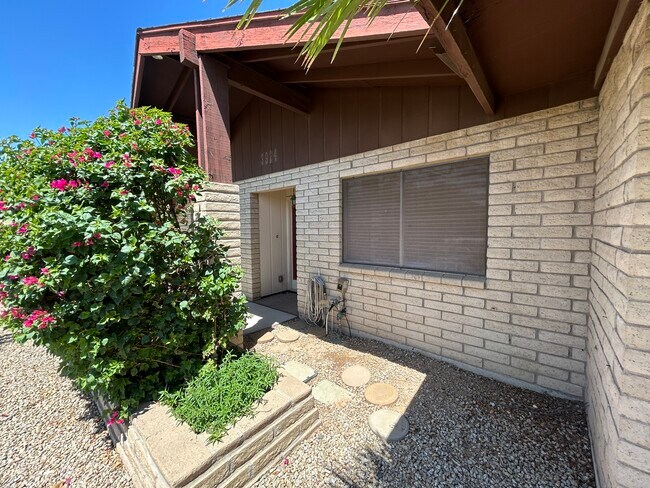 Building Photo - 3924 E Yucca St