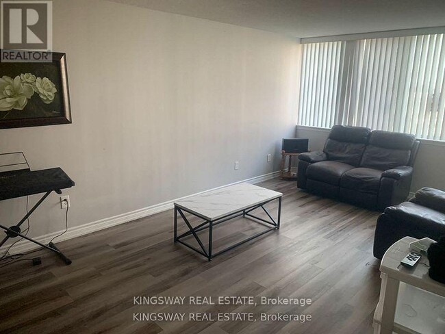 Building Photo - 350-350 Webb Dr