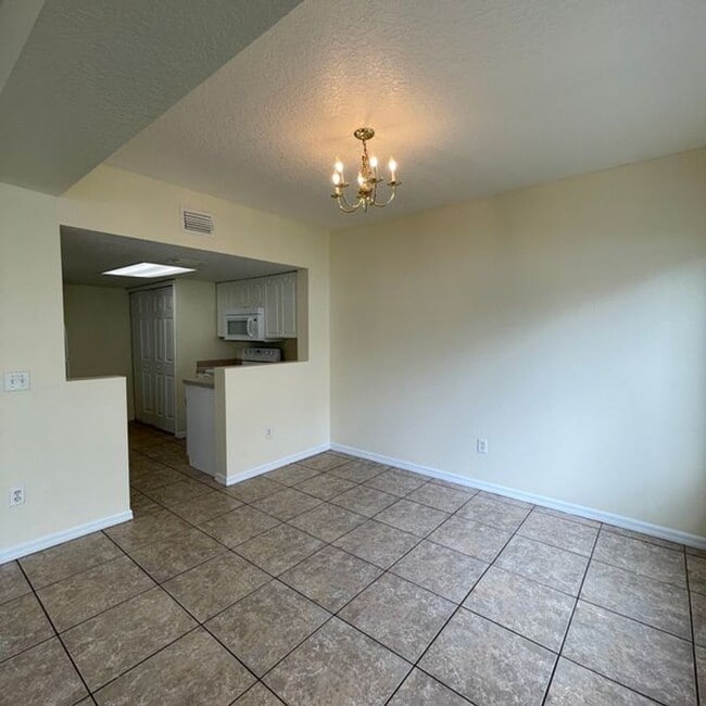 Building Photo - 2715 Fan Palm Dr