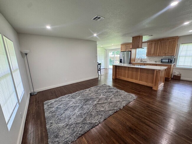 Building Photo - Beautiful 3 bed, 2 bath home with open lay...