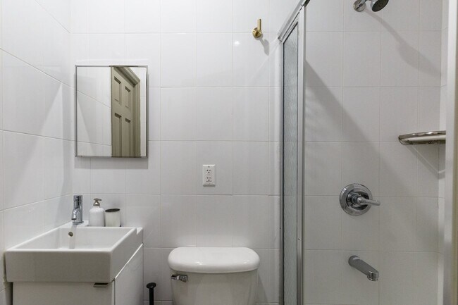 Building Photo - #299 Queen room in Upper East Side 4-bed / 4