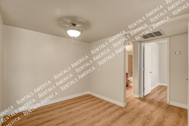 Foto del edificio - 4310 Sandy River Dr