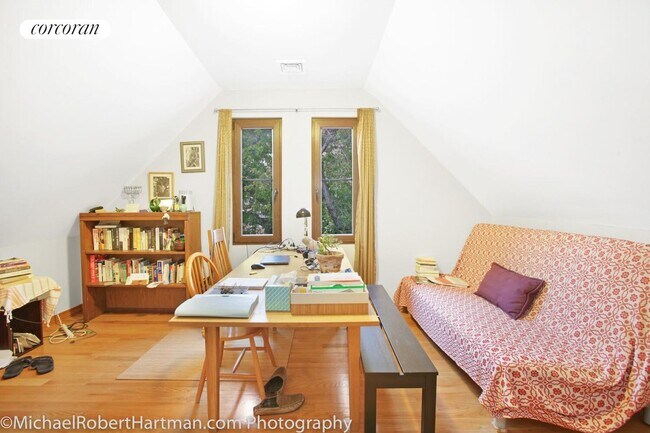 Foto del edificio - 457 E 9th St