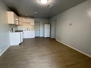 Building Photo - 345 E Navajo Rd