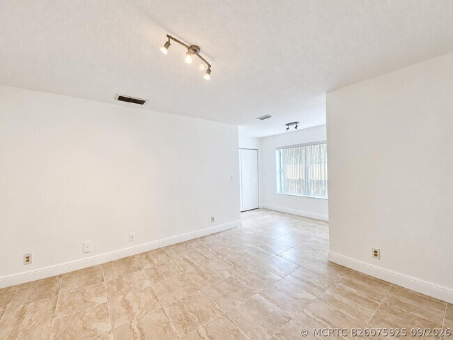Foto del edificio - 3330 Pinewalk Dr N