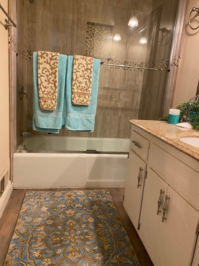 Building Photo - 1803 SW Skyline Dr