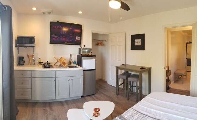 Armario colgante. El mueble incluye un televisor con Roku. - 1912 Eversley Plz