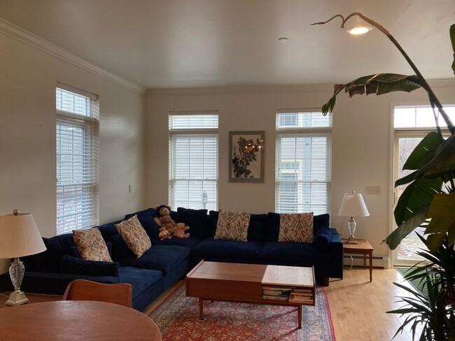 Building Photo - 3 bedroom just minutes to DH and Dartmouth
