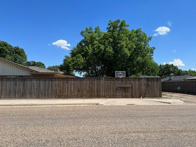 Foto del edificio - 7702 Knoxville Dr