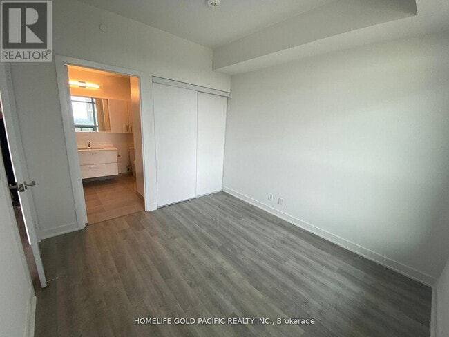 Photo du bâtiment - 50 Upper Mall Wy