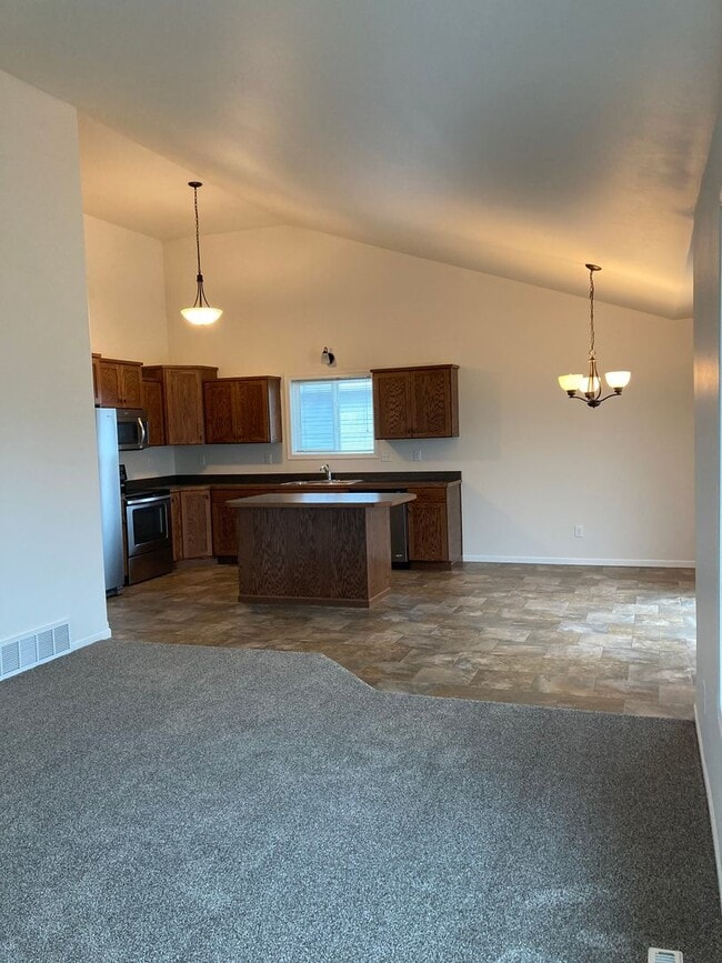 Building Photo - 3 Bed 3 Bath Single Family Home