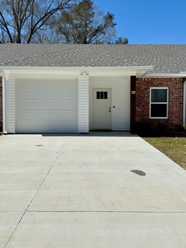 Foto principal - 2BD/2BA Townhome for Lease in Denham Sprin...