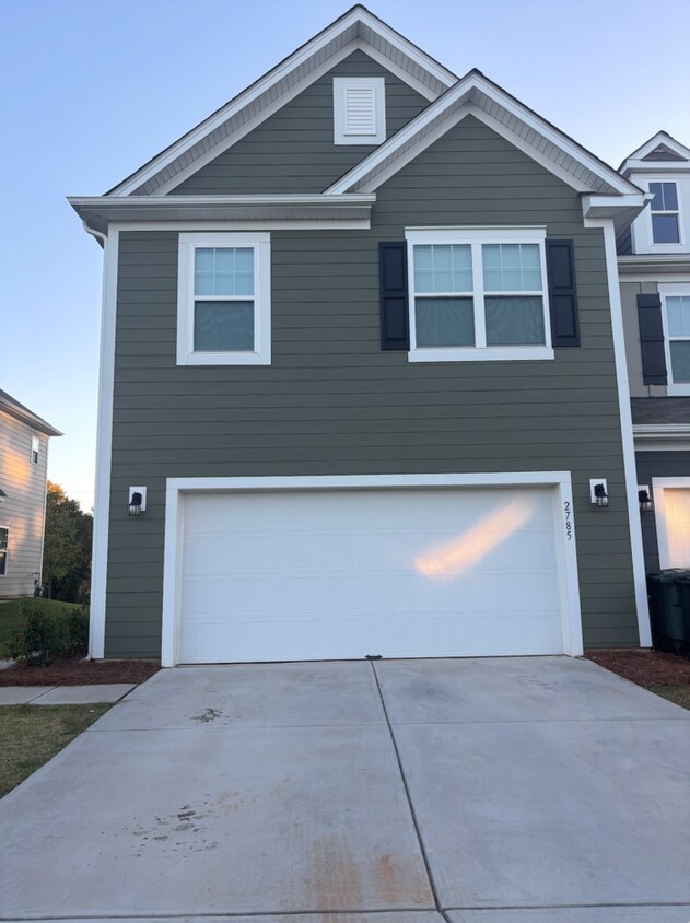 Primary Photo - Stunning 3 Bed / 2.5 Bath End Unit Townhom...