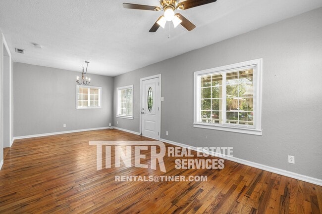Building Photo - Charming Two Bedroom Home
