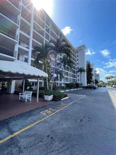 Foto del edificio - 3100 N Palm Aire Dr