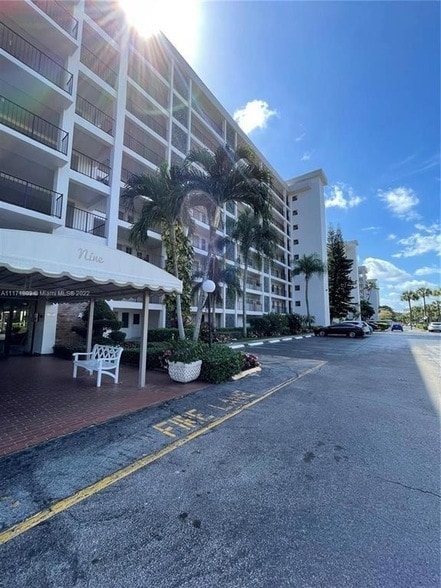 Building Photo - 3100 N Palm Aire Dr