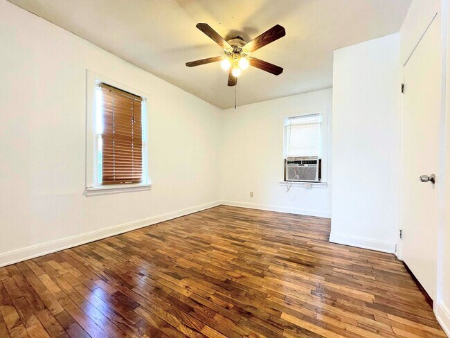 Foto del edificio - 1 bedroom house with fenced in yard