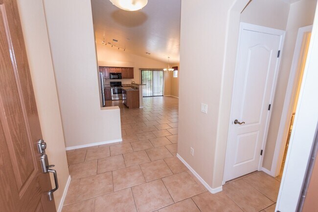 Building Photo - Charming 3 Bedroom, 2 Bath Home, with 2 Ca...
