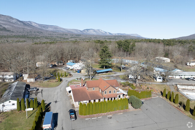Aerial Photo - B&B Lounge