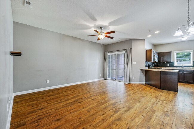 Building Photo - Charming 3-Bedroom Townhome