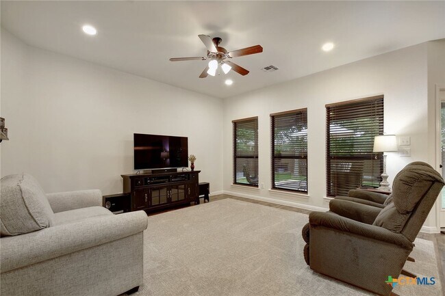 Foto del edificio - 2251 Hazelwood Dr