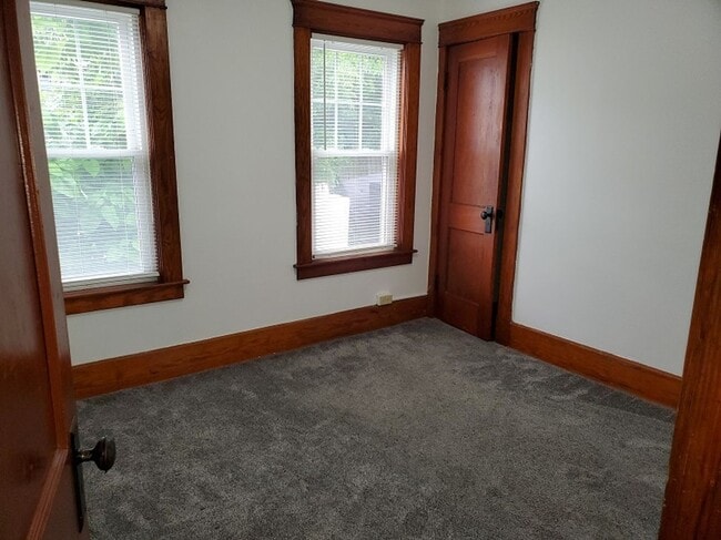 Building Photo - Spacious 3 Bedroom First Floor Webster Mas...