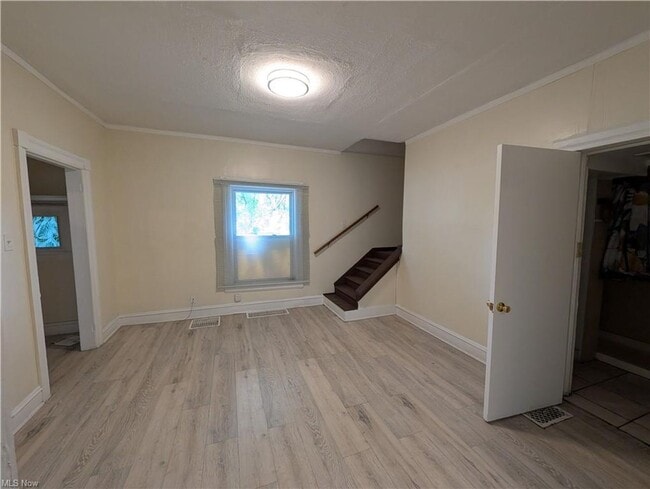 Building Photo - 4 bed 2 Bath Rental