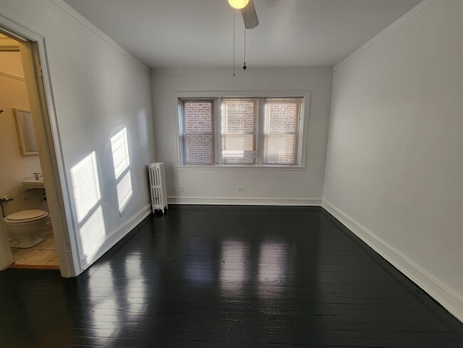 Building Photo - 834 W Fullerton Ave