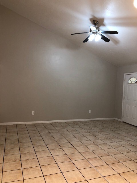 Building Photo - Remodel in Green Leaf with small fenced ba...