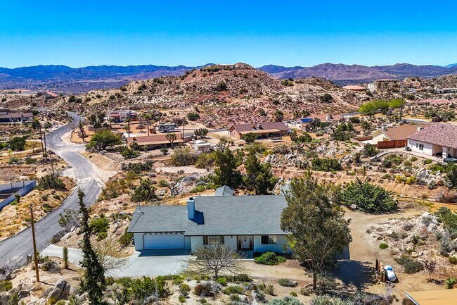 Foto del edificio - Western Hills Estate home/ 3 bedroom/ 2 ba...