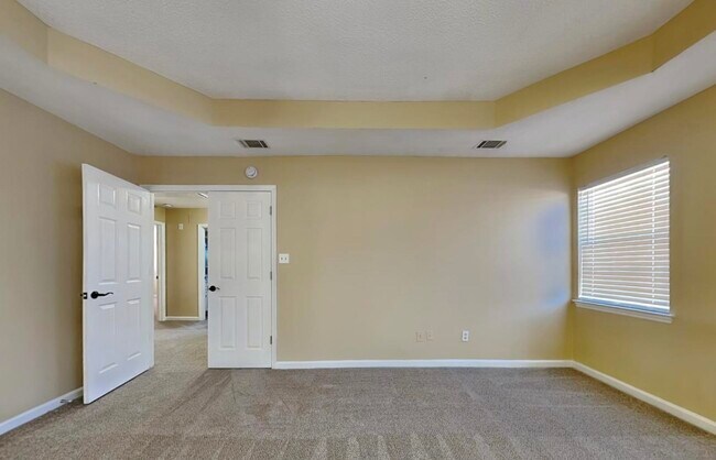 Foto del edificio - Available Now