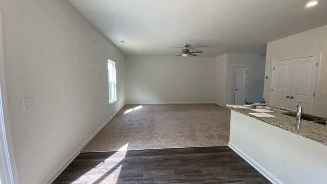 Foto del edificio - 6221 Ahoskie Dr