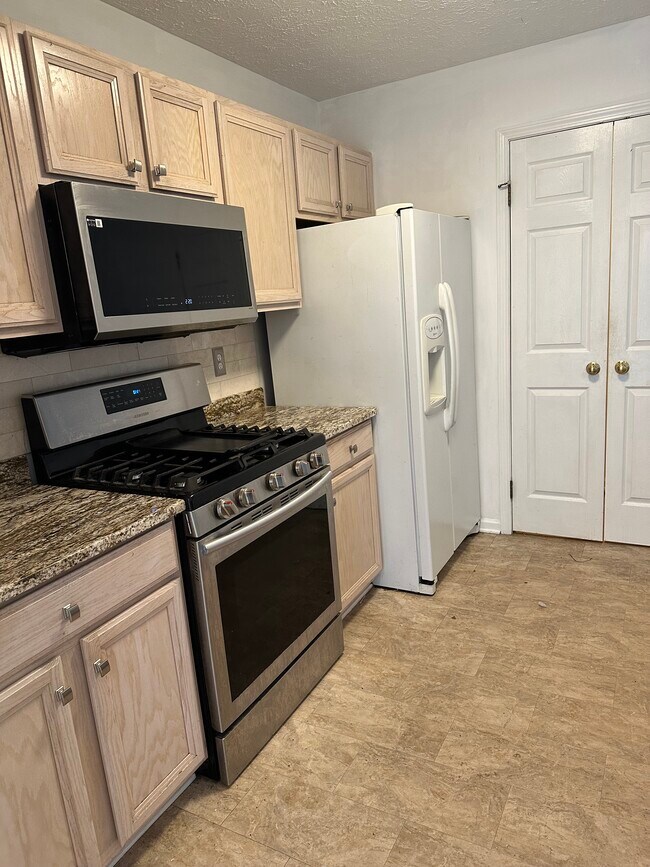 Foto del edificio - 637 Strand Pond Cir