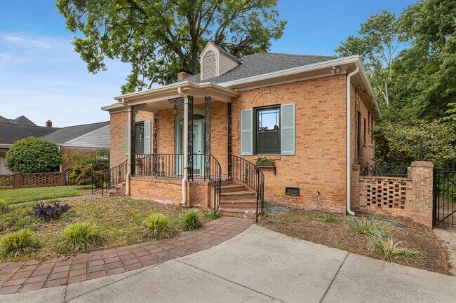 Foto del edificio - Unique 4 Bedroom Home with Basement in Dil...