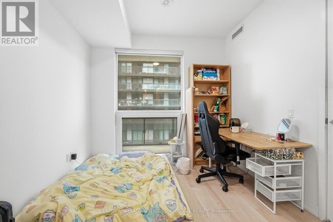 Building Photo - 39 Roehampton Ave