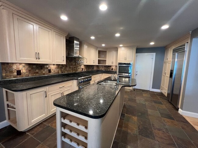 Building Photo - Stunning 2 bed/2.5 bath townhome on Eastsi...