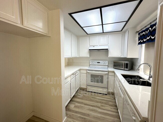 Foto del edificio - 1675 N Fairway Cir E