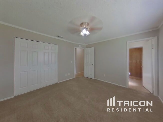Foto del edificio - 2303 Silver Hill Ct