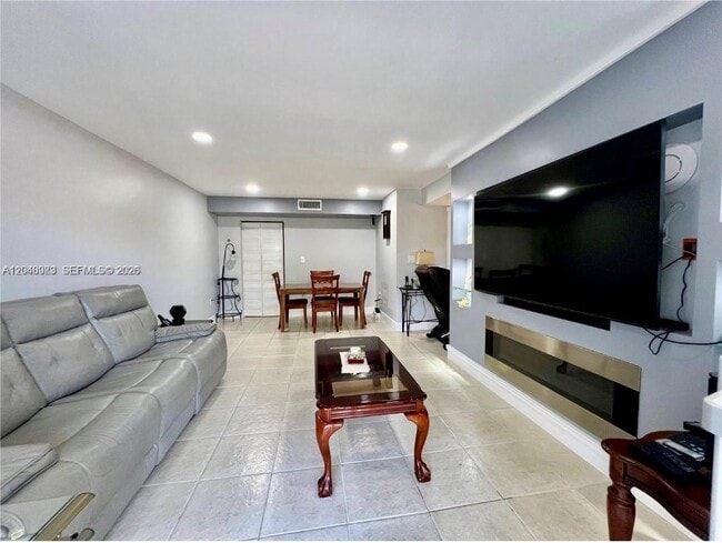 Foto del edificio - 4255 N University Dr
